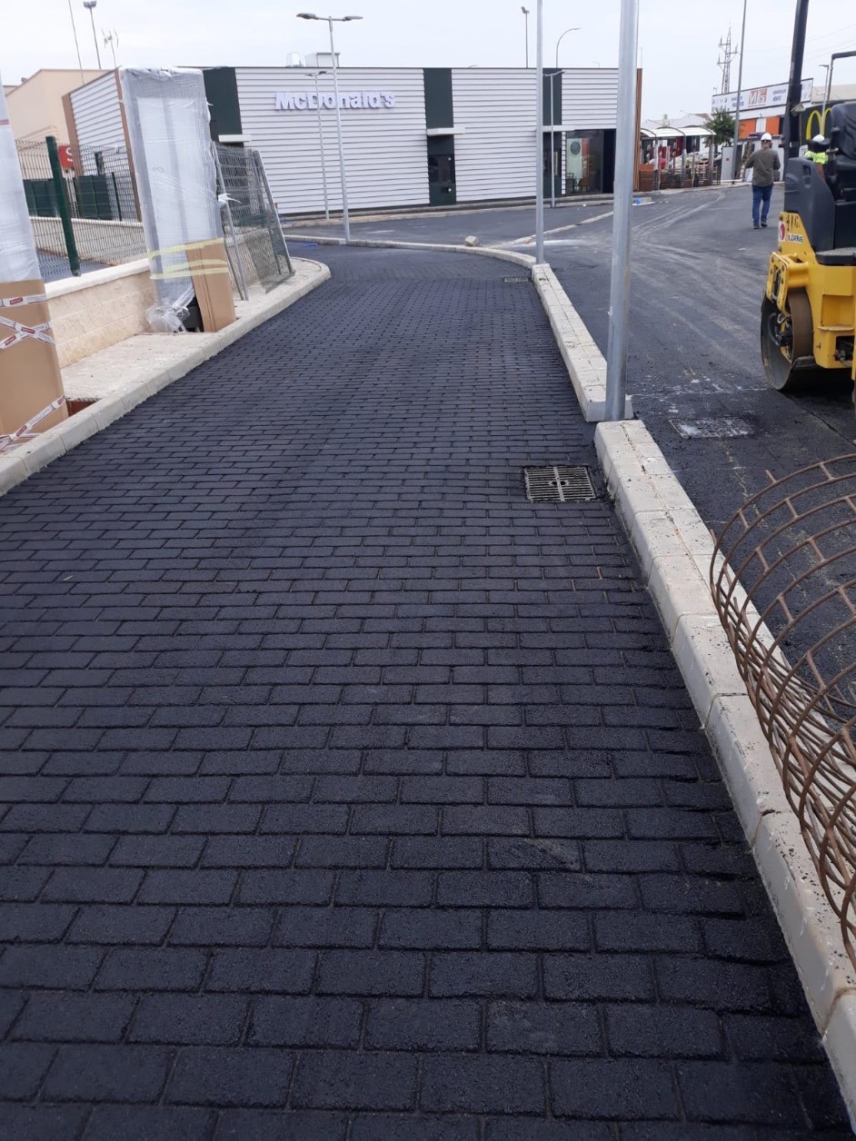 asfaltado impreso realizado por Pavimentos Matos en el McDonal's de Lepe